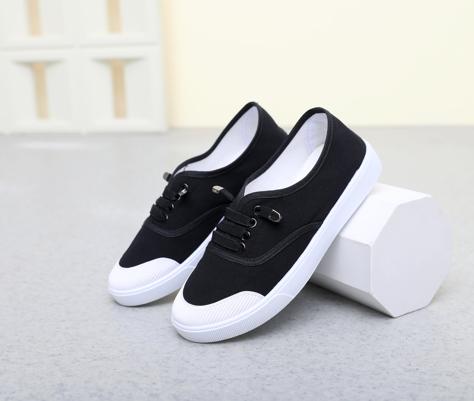 Womens Versatile White Canvas Shoes Student-friendly Flat-soled Sneakers